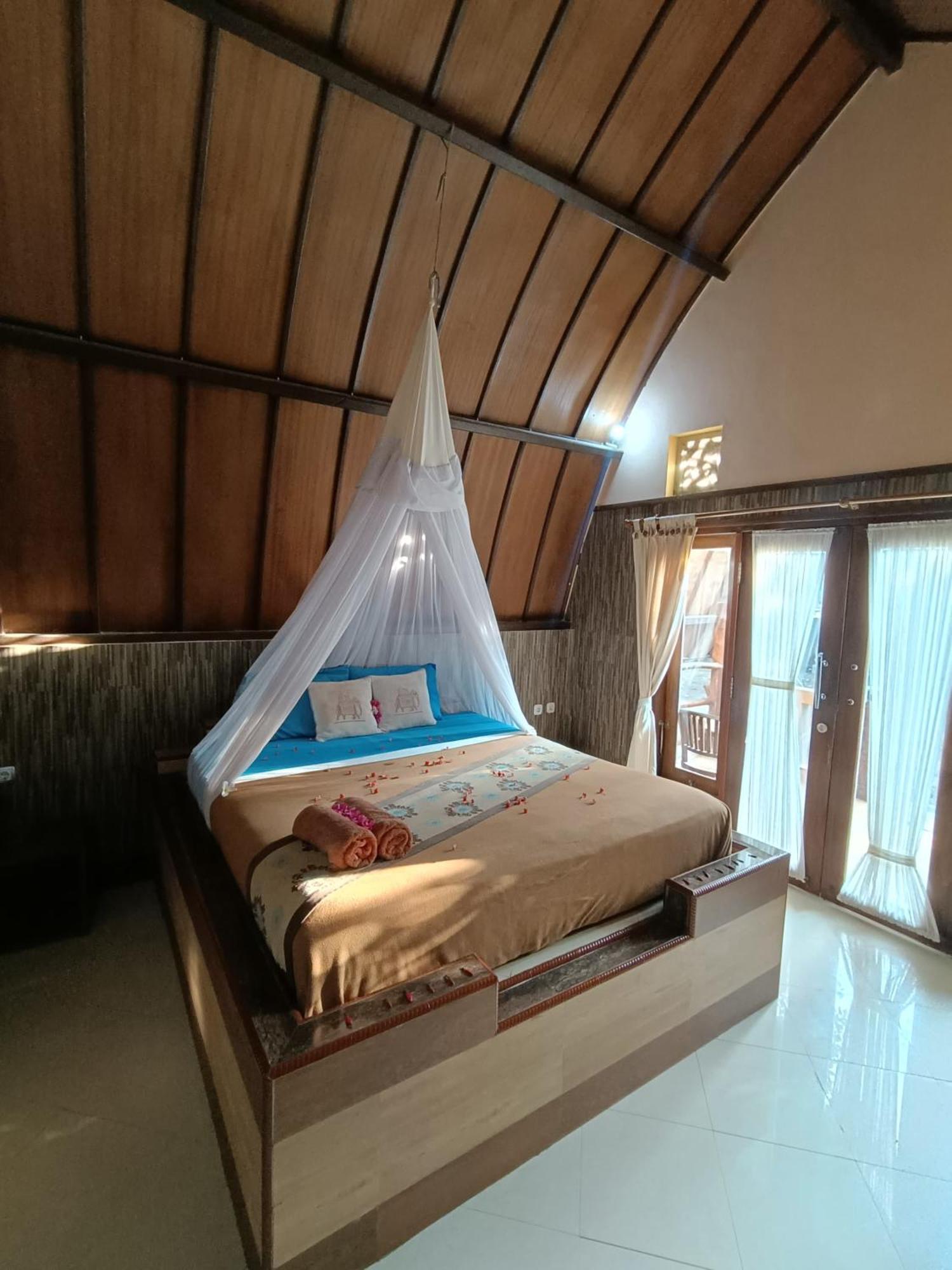 Noby Gili * Gili Meno